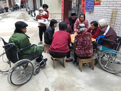 老人们在街边打牌 澎湃新闻记者 沈文迪 图
