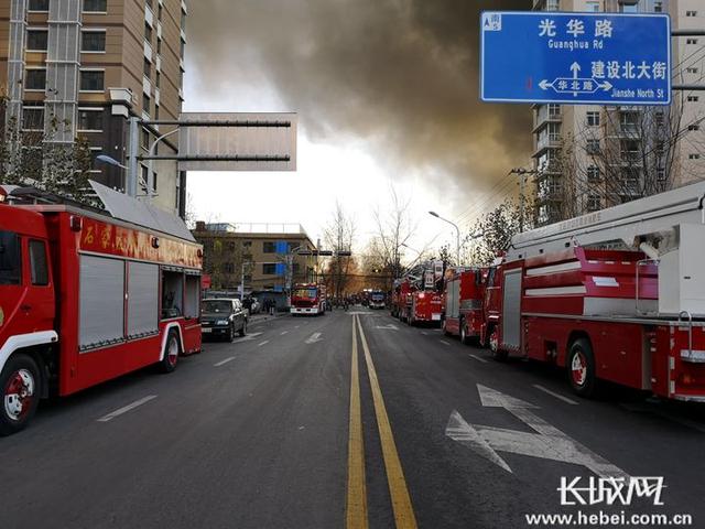 石家庄棉五仓库大火仍在继续 消防紧张救援中