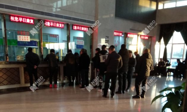 12月27日，天津权健医院内排队取药的人 图片来源：记者 张虹蕾/摄