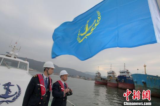 图为海事执法人员检查锚泊船舶秩序。惠州海事局提供