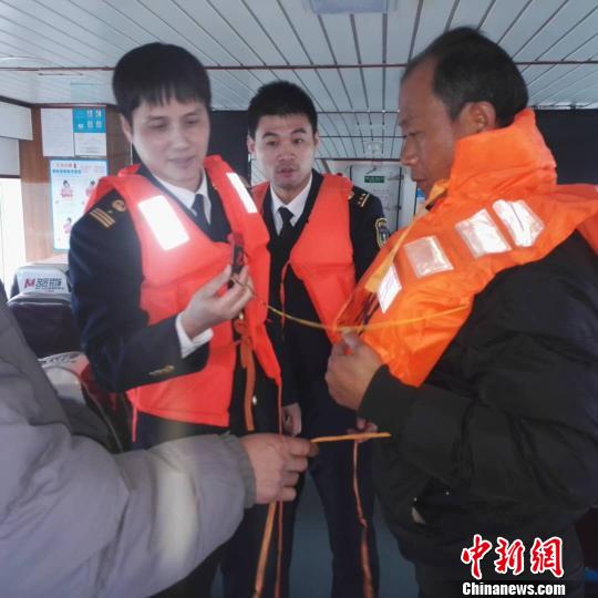 图为寒潮大风期间惠州海事执法人员检查船舶安全状况。惠州海事局提供
