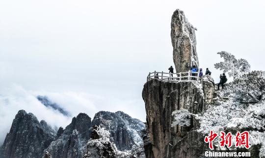 飞来石披雪挺立于山巅。 李金刚 摄