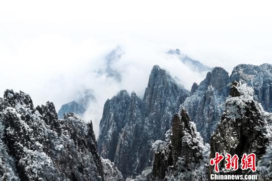 西海大峡谷山间云海升腾。 李金刚 摄