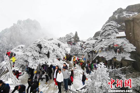 游客在雪景中穿行，自成风景。 蔡季安 摄