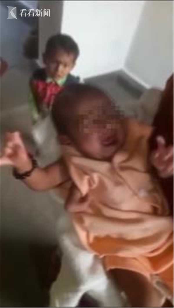 印度2月大女婴长了3只手臂 被视为神灵转世受膜拜