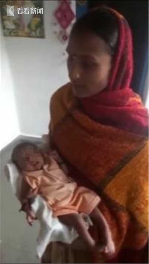 印度2月大女婴长了3只手臂 被视为神灵转世受膜拜