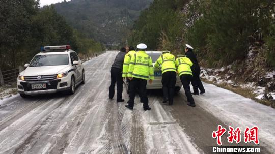 图为交警保障交通安全。 梁俭 摄
