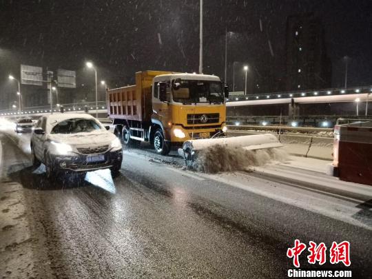 傍晚的降雪让南京街头路面湿滑，非常危险。南京城管