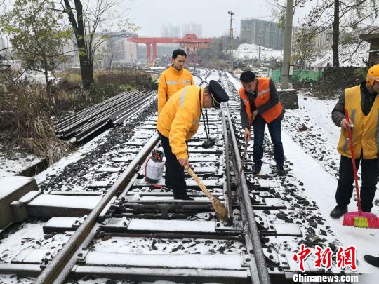 图为工作人员对道岔进行除雪作业 唐文华 摄