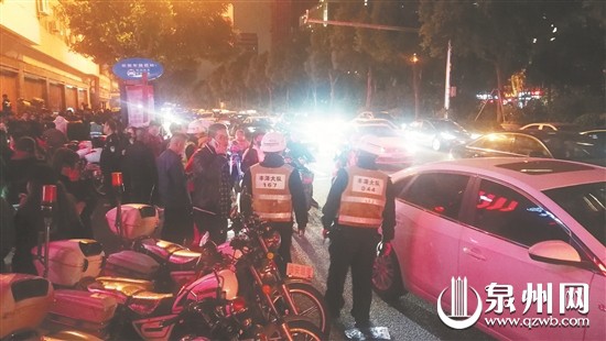 跨年夜，交警仍在坚守岗位。(王柏峰 摄)