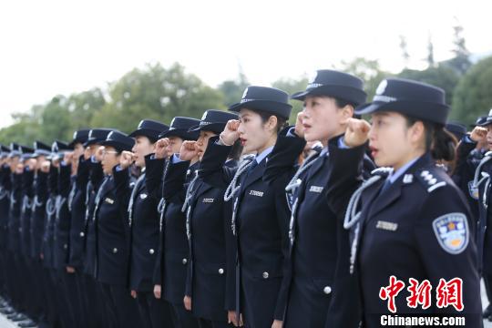 图为民警宣誓 云南出入境边防检查总站供图 摄