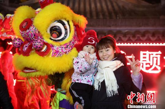 龙华寺传统迎新活动，吸引数以千计游客的频频驻足和热情参与。 张亨伟 摄