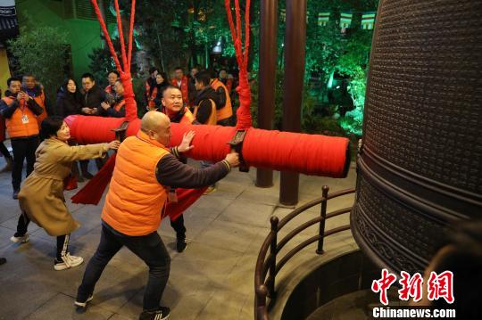 上海市民撞响新年钟声传递祝福。 张亨伟 摄