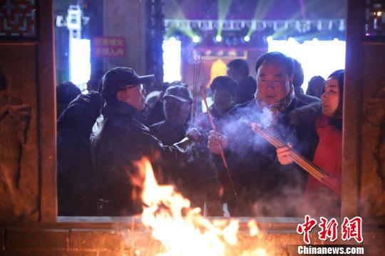 上海市民为新年祈福。 张亨伟 摄