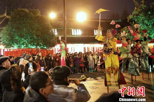 龙华寺传统迎新活动，吸引数以千计游客的频频驻足和热情参与。 张亨伟 摄
