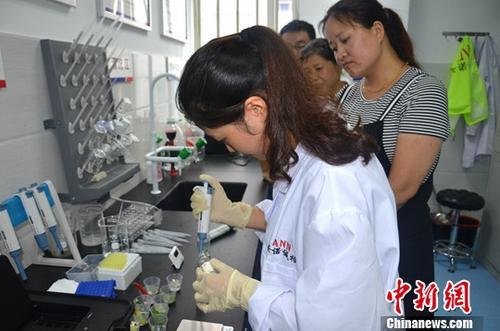 资料图:工作人员根据消费者要求现场检验,共筑食品安全。中新社记者 韩苏原 摄 资料图:工作人员根据消费者要求现场检验,共筑食品安全。中新社记者 韩苏原 摄