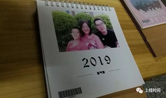 2019年日历上的合照。摄影：梁宙