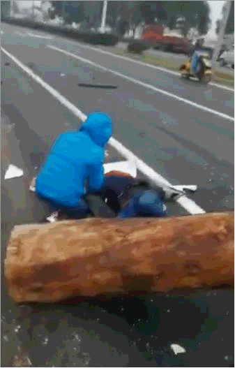 江苏一货车侧翻 巨型圆木翻滚冲向电动车致1死2伤