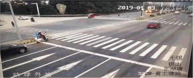 江苏一货车侧翻 巨型圆木翻滚冲向电动车致1死2伤