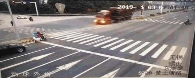 江苏一货车侧翻 巨型圆木翻滚冲向电动车致1死2伤