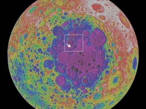 从月球极区看冯卡门坑（图片来源：NASA）