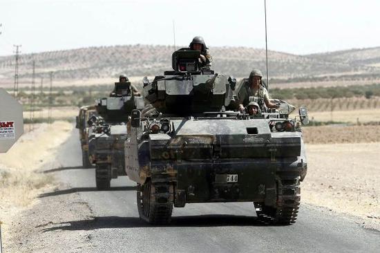 资料图片：在土叙边境集结的土耳其陆军装甲部队。（图片来源于网络）