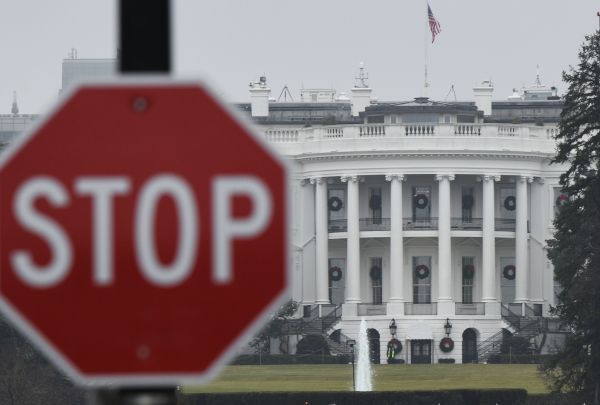 这是2018年12月28日在美国首都华盛顿拍摄的白宫。 新华社记者刘杰摄