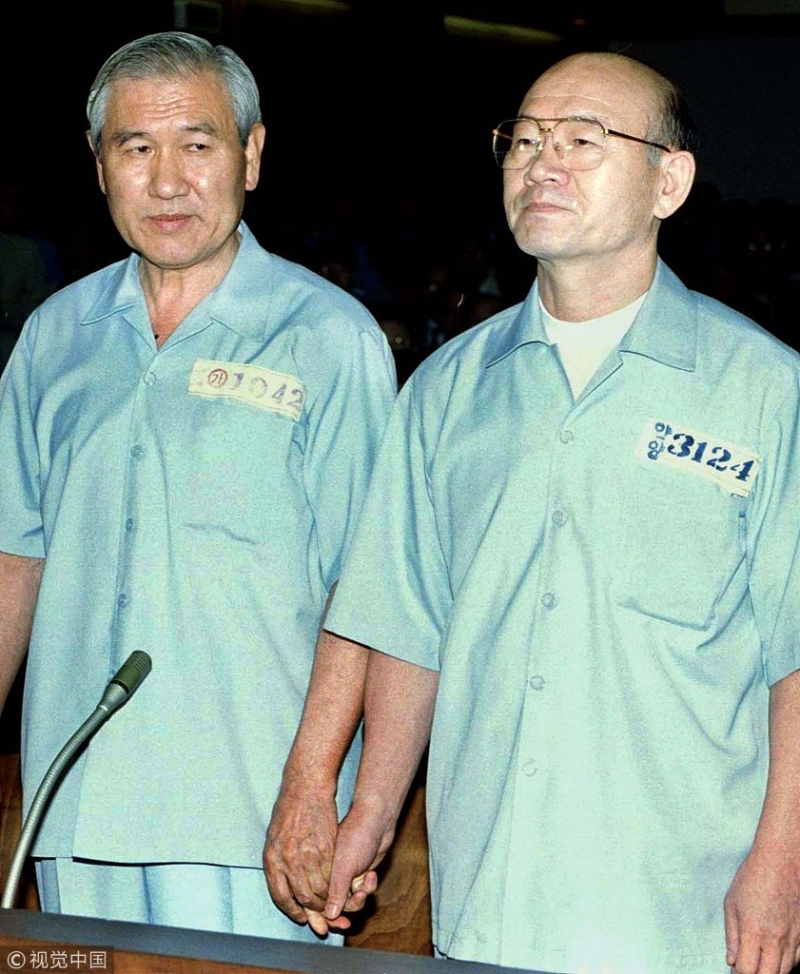 全斗焕（右）和另一位前总统卢泰愚并肩受审（视觉中国）