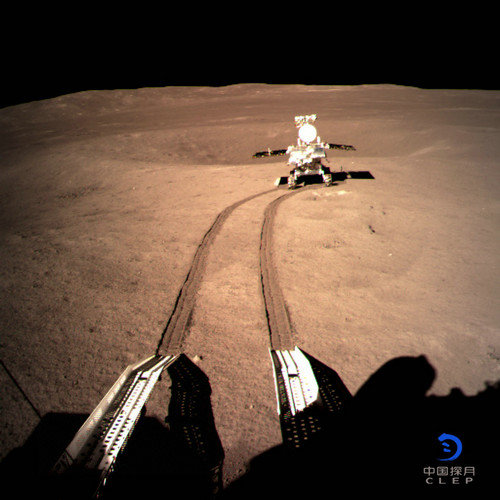 图为着陆器地形地貌相机拍摄的玉兔二号在A点影像图。新华社发
