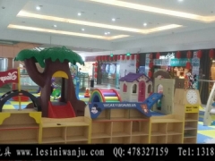 幼儿园实木桌柜。大树滑梯图1