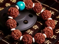 聚德轩文玩手饰挂饰等。图2