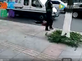 全球卫视：男子追砸运钞车事发前视频曝光 疑遭运钞车剐蹭 (12501播放)