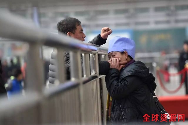 全球报道:民工火车站送别妻子画面 冷暖人生