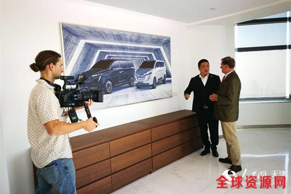 天津艾康尼克总裁吴楠(右二)介绍公司 崔新耀/摄