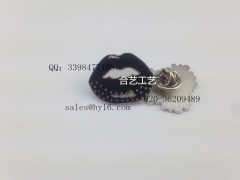 嘴唇徽章，现磨徽章，镂空徽章，厂家定制图1