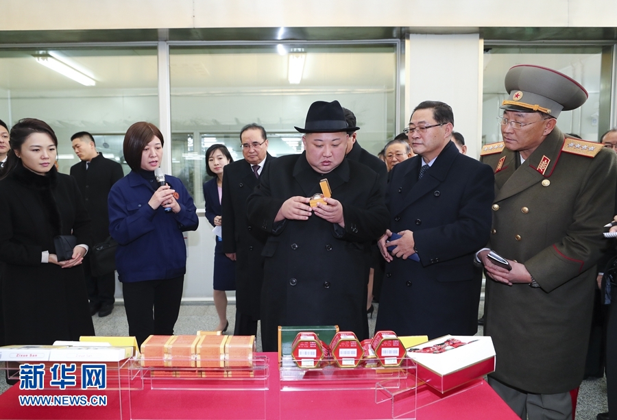 1月8日，中共中央總書記、國家主席習近平同當日抵京的朝鮮勞動黨委員長、國務委員會委員長金正恩舉行會談。這是1月9日，金正恩參觀北京同仁堂股份有限公司同仁堂製藥廠亦庄分廠，實地考察有關傳統工藝及現代化中藥加工生產線。