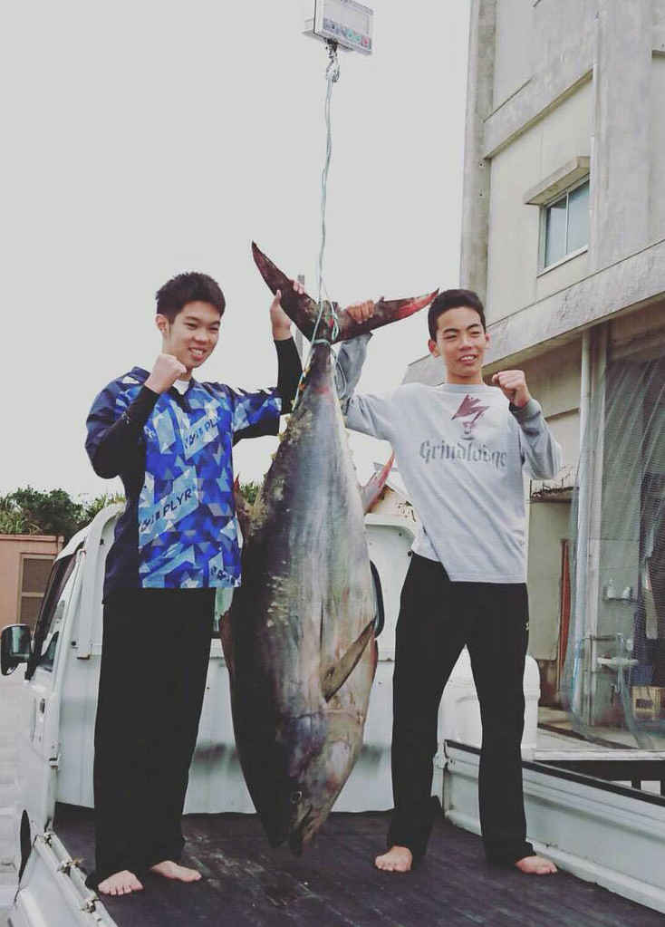 日本初中生徒手制服近2米大鱼 扛到居酒屋烤着吃