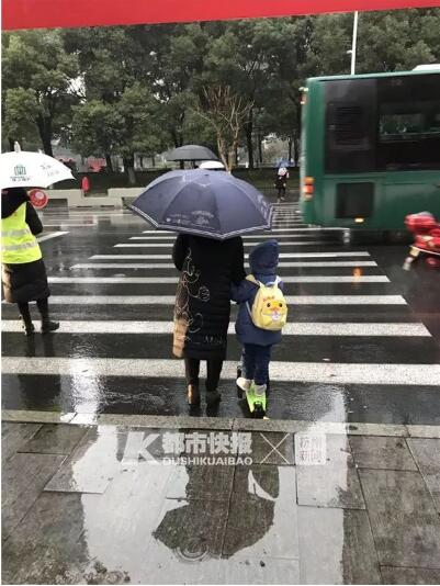 幼儿园门口停几十辆滑板车 网友:抢车位从娃娃抓起