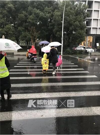 幼儿园门口停几十辆滑板车 网友:抢车位从娃娃抓起