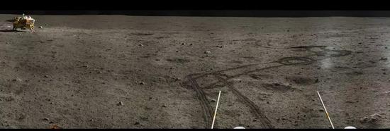 这是当年嫦娥三号的月球车玉兔在N205点拍摄的全景照片拼接图，可以看到自己的低频测月雷达天线、自己碾过的车辙，以及远处的着陆器。来源：[7]