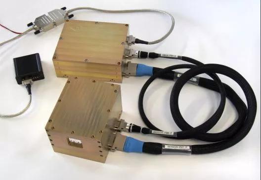 两个盒子分别是月表中子及辐射剂量探测仪的传感头和电子单元。来源：[7]