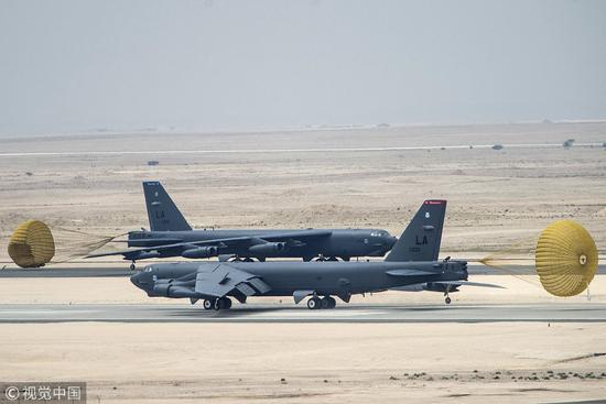 B-52战略轰炸机在乌代德基地滑行。（视觉中国）