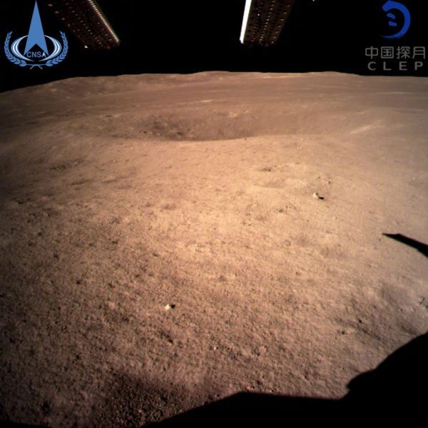 图片为嫦娥四号着陆器监视相机C拍摄的着陆点南侧月球背面图像，巡视器将朝此方向驶向月球表面。新华社发（国家航天局 供图）