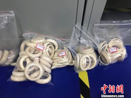 警方现场查获到上百件象牙制品，估计价值达百万余元。警方提供