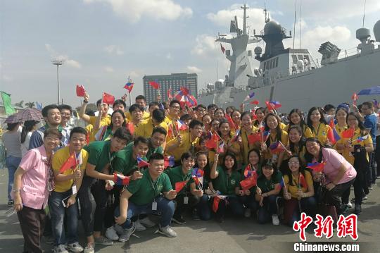 菲律宾著名的华文学校侨中学院师生参加欢迎仪式。 关向东 摄