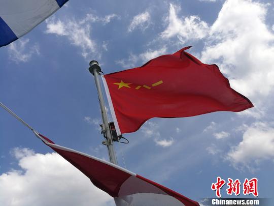 导弹护卫舰芜湖舰上飘扬的八一军旗。 关向东 摄