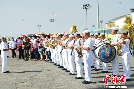 菲律宾军乐队参加欢迎仪式。 关向东 摄