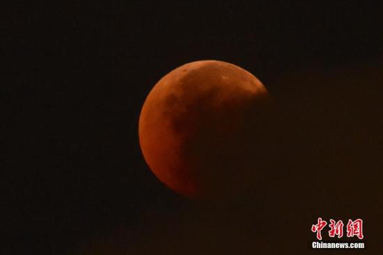 资料图:月全食。 <a target='_blank' href='http://www.chinanews.com/'>中新社</a>记者 麦尚旻 摄 点击进入下一页