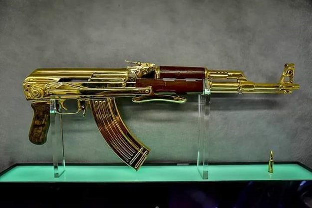 沙特王子拜访巴基斯坦总理，赠送黄金AK步枪与子弹