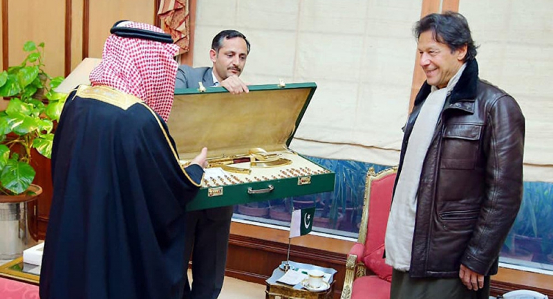 沙特王子拜访巴基斯坦总理 赠送黄金AK步枪与子弹